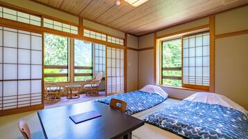 Rum - icke-rökare (2F for 4 pax, with Bath/Toilet) | VÀrdeförvaringsskÄp pÄ rummet och gratis wi-fi