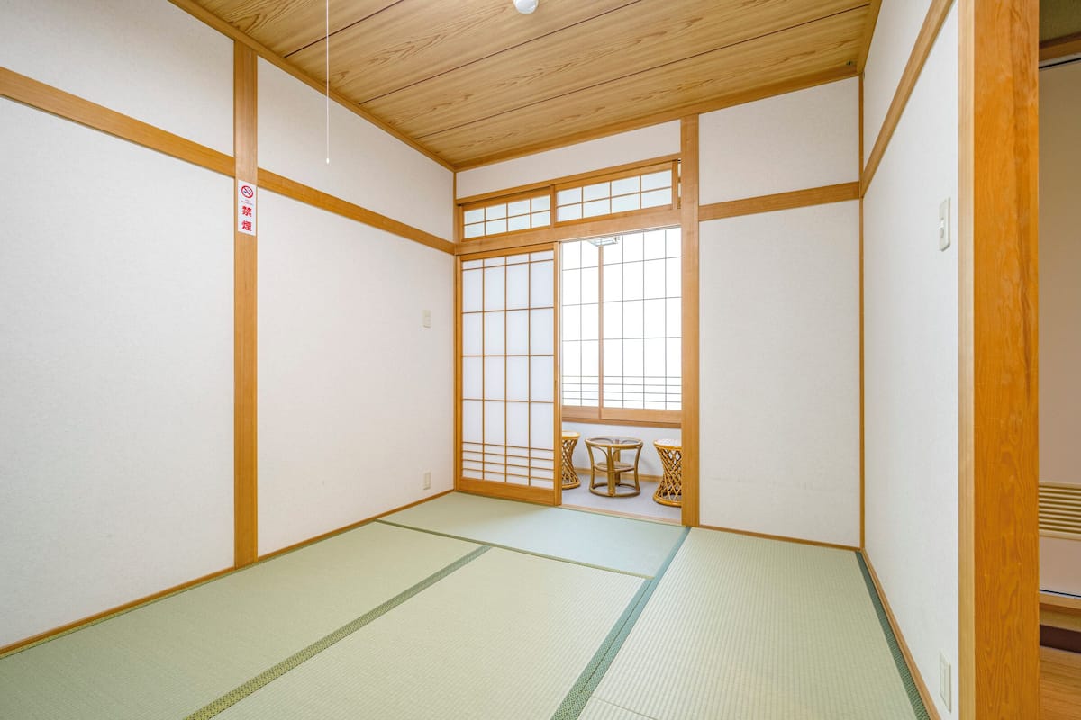 客房, 无烟房 (2F for 2 pax, with Bath/Toilet) | 浴室 | 拖鞋