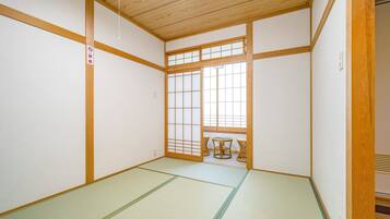 Room, Non Smoking (2F for 2 pax, with Bath/Toilet) | Bilik Mandi | Selipar