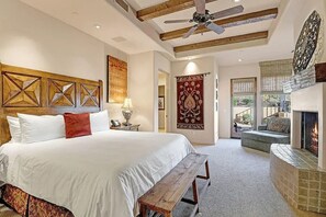 Tabla de planchar con plancha, wifi gratis y ropa de cama 