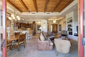 TV, books - SWSS - Troon Club + Resort + Desert Oasis | Sleeps 8 | Full Service Amenities #121 (Scottsdale)