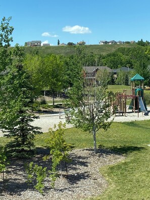 Children’s area - 2-bedroom apartment in Calgary equipped for long or short stays - Aspen & Embers (Calgary)