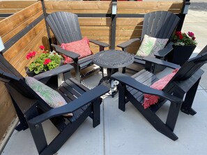 Terrace/patio - 2-bedroom apartment in Calgary equipped for long or short stays - Aspen & Embers (Calgary)