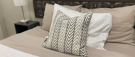 2 soveværelser, skrivebord, strygejern/strygebræt, weekendseng