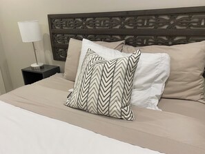2 bedrooms, desk, iron/ironing board, travel cot - 2-bedroom apartment in Calgary equipped for long or short stays - Aspen & Embers (Calgary)