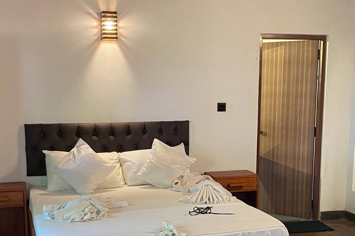 ห้องคอมฟอร์ทดับเบิล, วิวภูเขา | เตียงพร้อมฟูกเสริมที่นอน, ตู้นิรภัยในห้องพัก, โต๊ะทำงาน