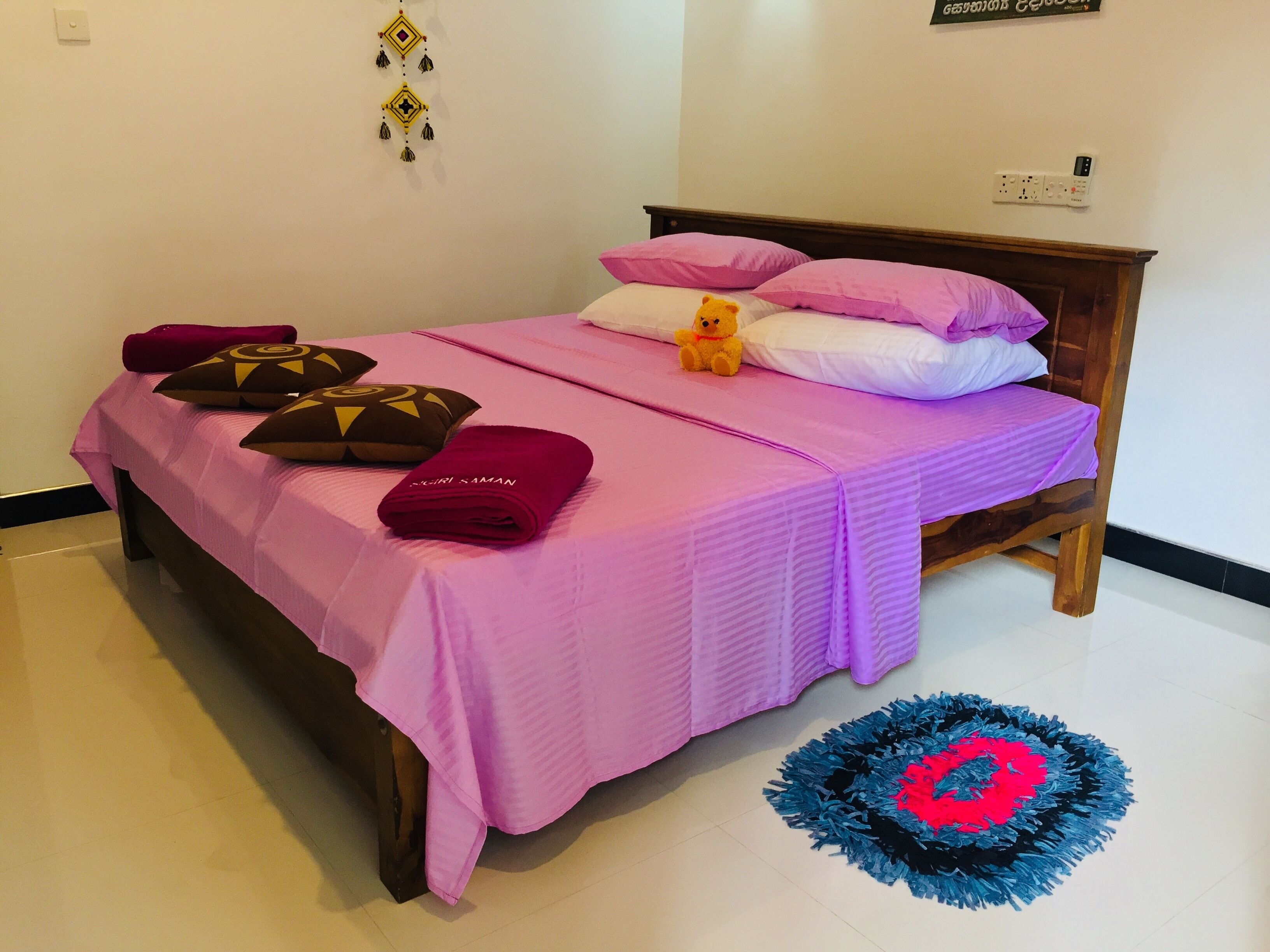 Basic Room | Pillowtop beds, in-room safe, desk, laptop workspace