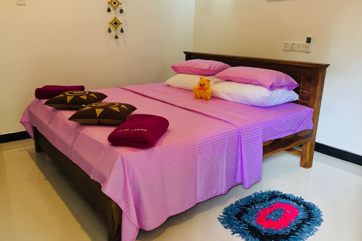 Basic Room | Pillowtop beds, in-room safe, desk, laptop workspace