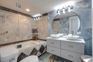 Tina de hidromasaje, secadora de cabello, bidet, toallas 