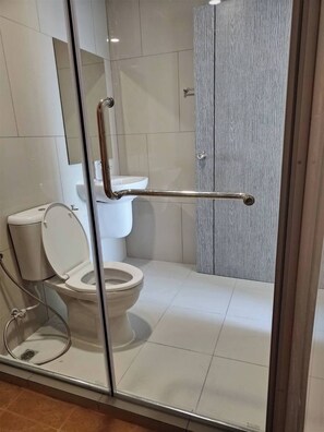 ห้องพักรวม, 1 ห้องนอน, พร้อมสิ่งอำนวยความสะดวกสำหรับผู้พิการ, สูบบุหรี่ได้ | ห้องน้ำ