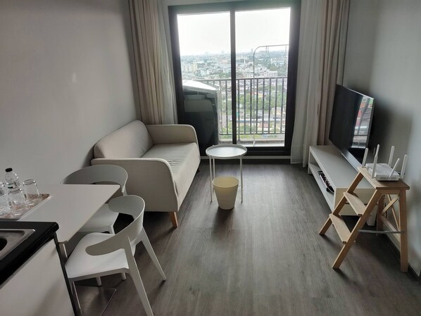 Shared Dormitory, 1 Bedroom, Accessible, Smoking | Living room - Room-apartment in Thon Buri 0 Meter From (Bangkok)