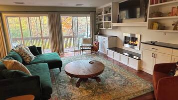 Una televisión, una chimenea