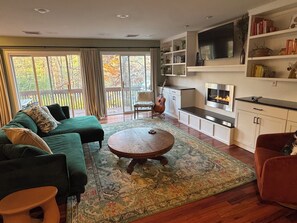 Una televisión, una chimenea