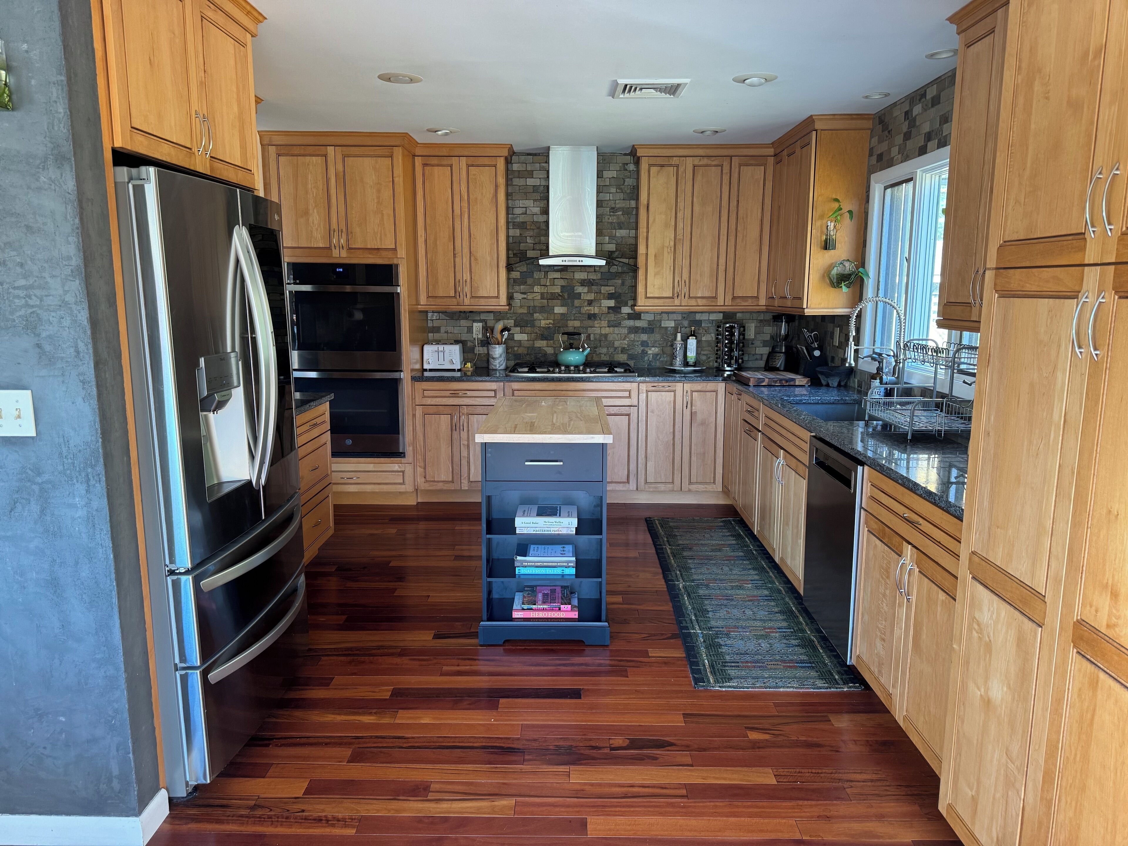 Microondas, horno, placa de cocina y lavavajillas