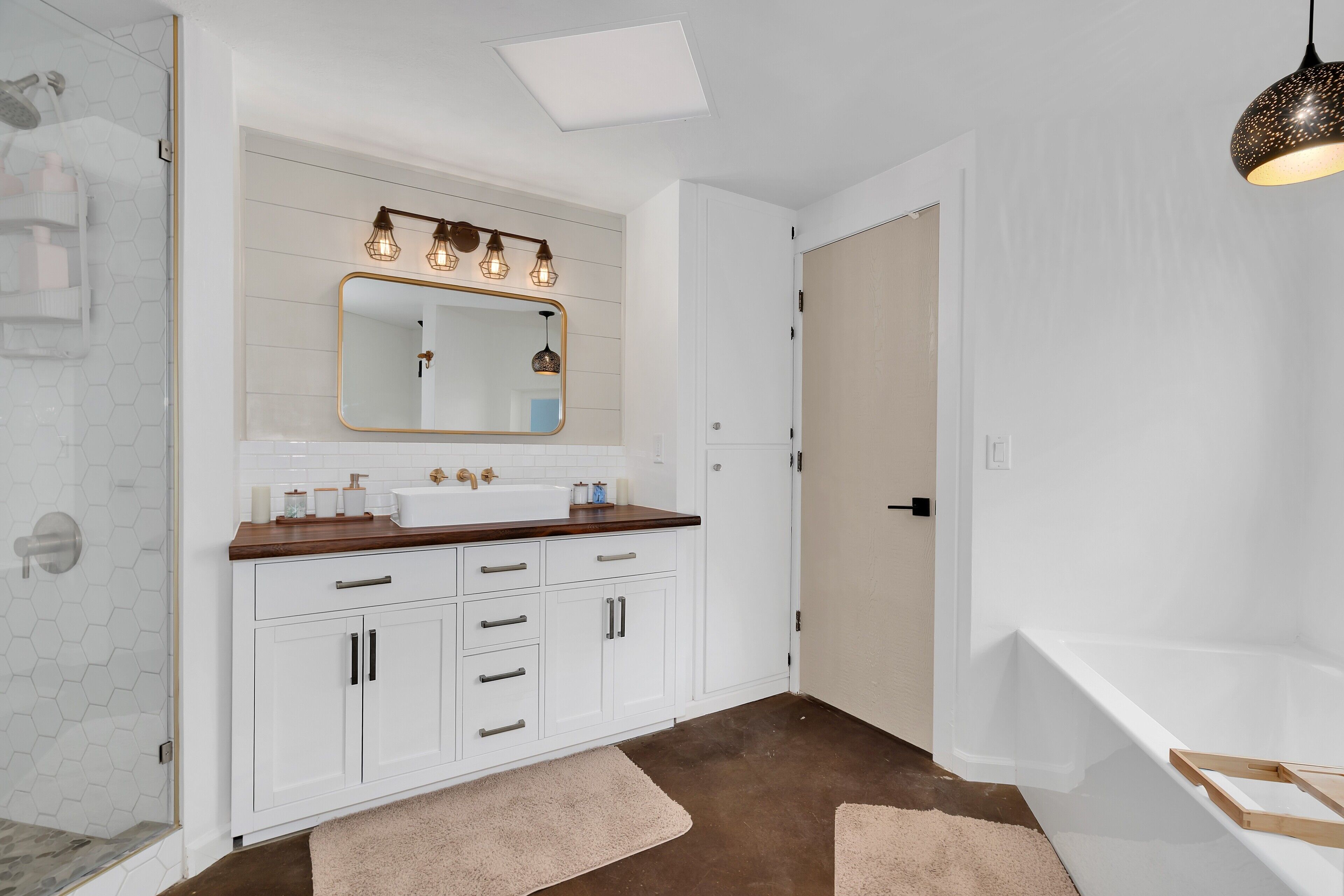 Secador de cabelo, toalhas de banho, sabonete, papel higiênico