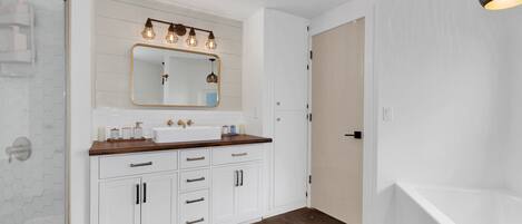 Secador de cabelo, toalhas de banho, sabonete, papel higiênico