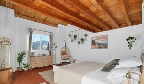 2 bedrooms, iron/ironing board, internet, bed sheets