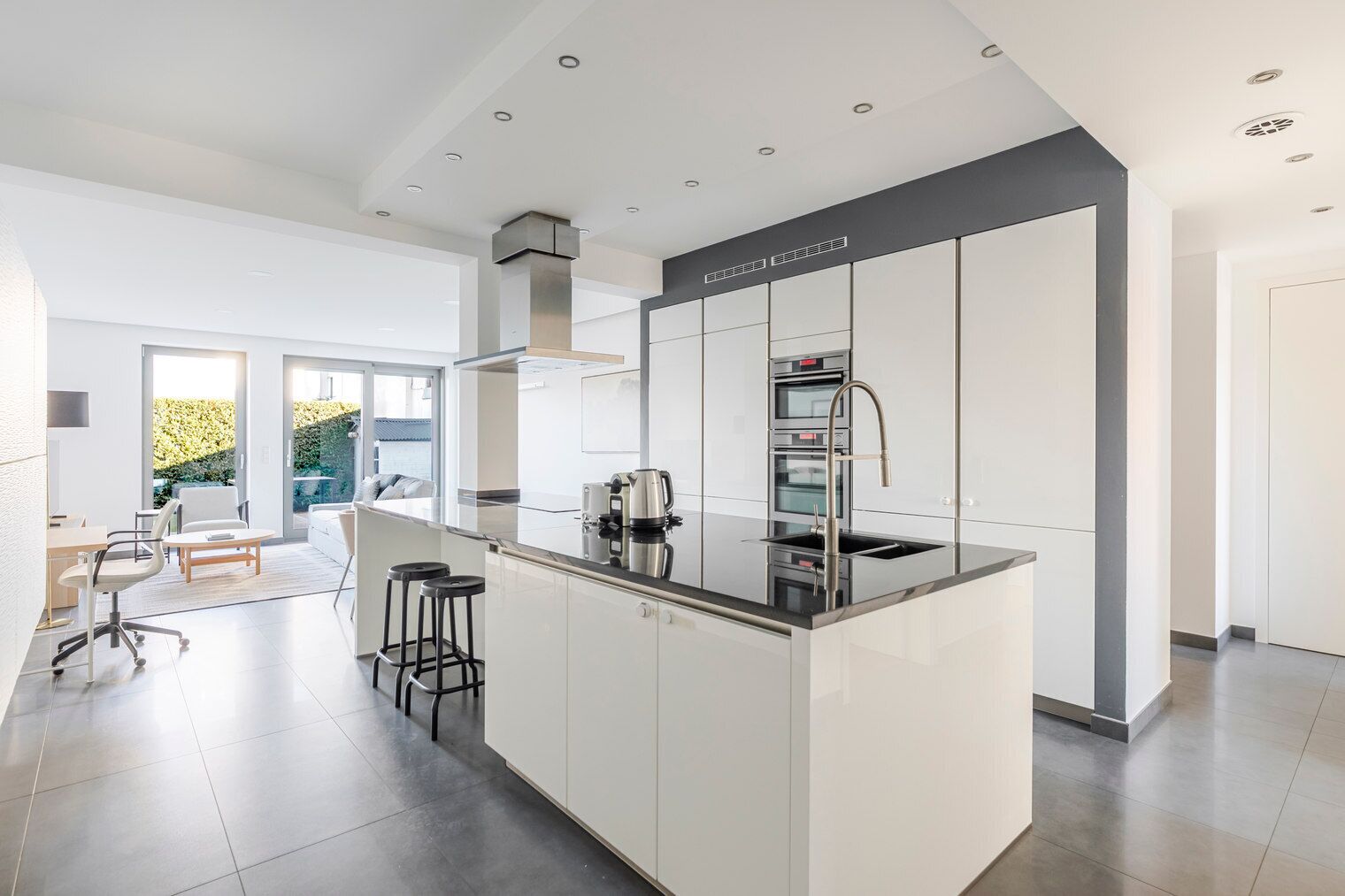 Kühlschrank, Mikrowelle, Ofen, Geschirrspüler