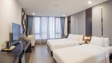 Tripla Basic, vista città | Una scrivania