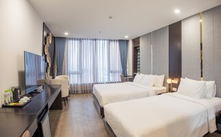 Habitación triple básica, vistas a la ciudad | Escritorio