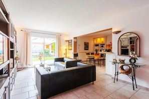 Una televisión, un reproductor de DVD