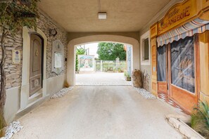 Exterior detail - The red gîte of the Gîtes de Bel-Air in Luberon (TAILLADES)