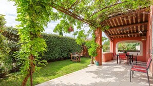 Outdoor dining - The red gîte of the Gîtes de Bel-Air in Luberon (TAILLADES)