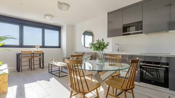 Kühlschrank, Mikrowelle, Ofen, Geschirrspüler