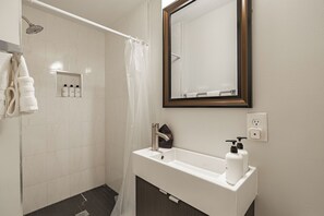 Towels, soap, toilet paper - Fabulous 2-Bedroom Apartment in Capitol Hill (Washington)