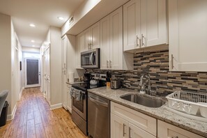Private kitchen - Fabulous 2-Bedroom Apartment in Capitol Hill (Washington)