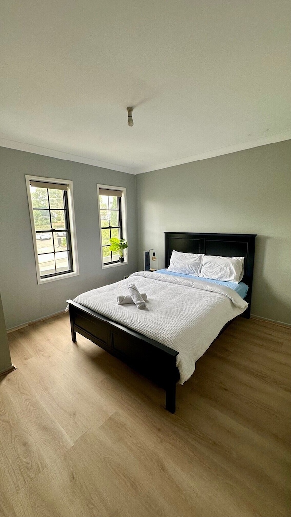 4 habitaciones, tabla de planchar con plancha, wifi y ropa de cama