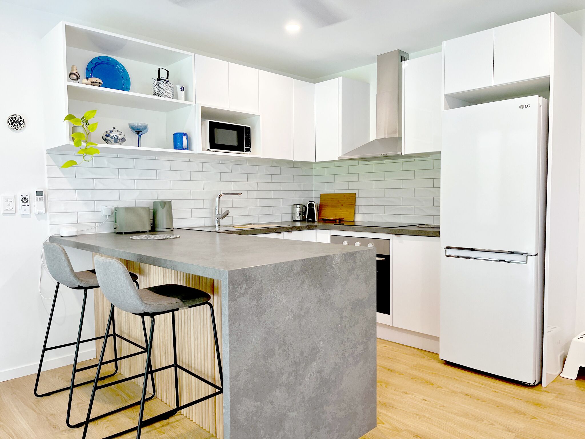 Réfrigérateur, micro-ondes, four, plaque de cuisson