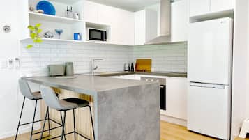 Réfrigérateur, micro-ondes, four, plaque de cuisson