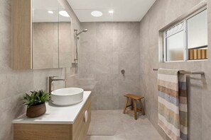 Shower, hair dryer, towels, soap - Your tranquil escape by the lake. Minutes from Noosa and sunny coast beaches. (Weyba Downs)
