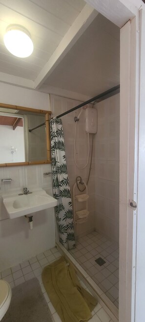 Shower, hair dryer, towels, toilet paper - Cozy studio in lovely Noord with refreshing AC for your stay. (Noord)