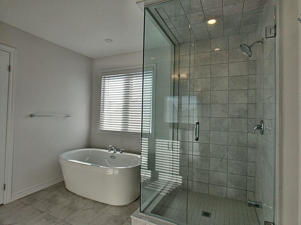 Douche, bidet, savon, papier toilette