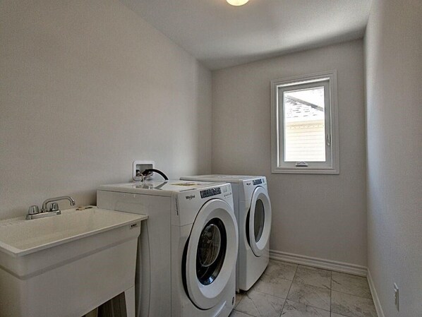 Interior - Short Term Cozy stay in beautiful Fergus (Fergus)