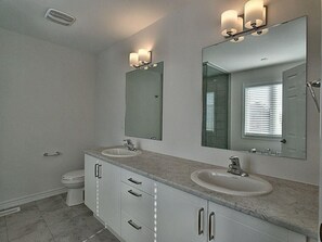 Douche, bidet, savon, papier toilette