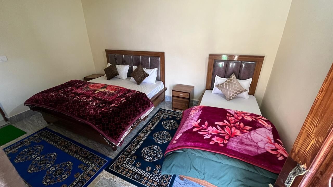 Luxe beddengoed, een bureau, een laptopwerkplek, beddengoed