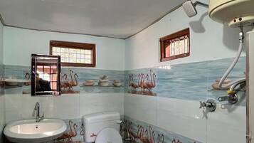 Rainfall showerhead, free toiletries, slippers, towels