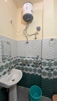 Comfort Double Room, Balcony, Mountain View | Bathroom | Rainfall showerhead, free toiletries, slippers, towels