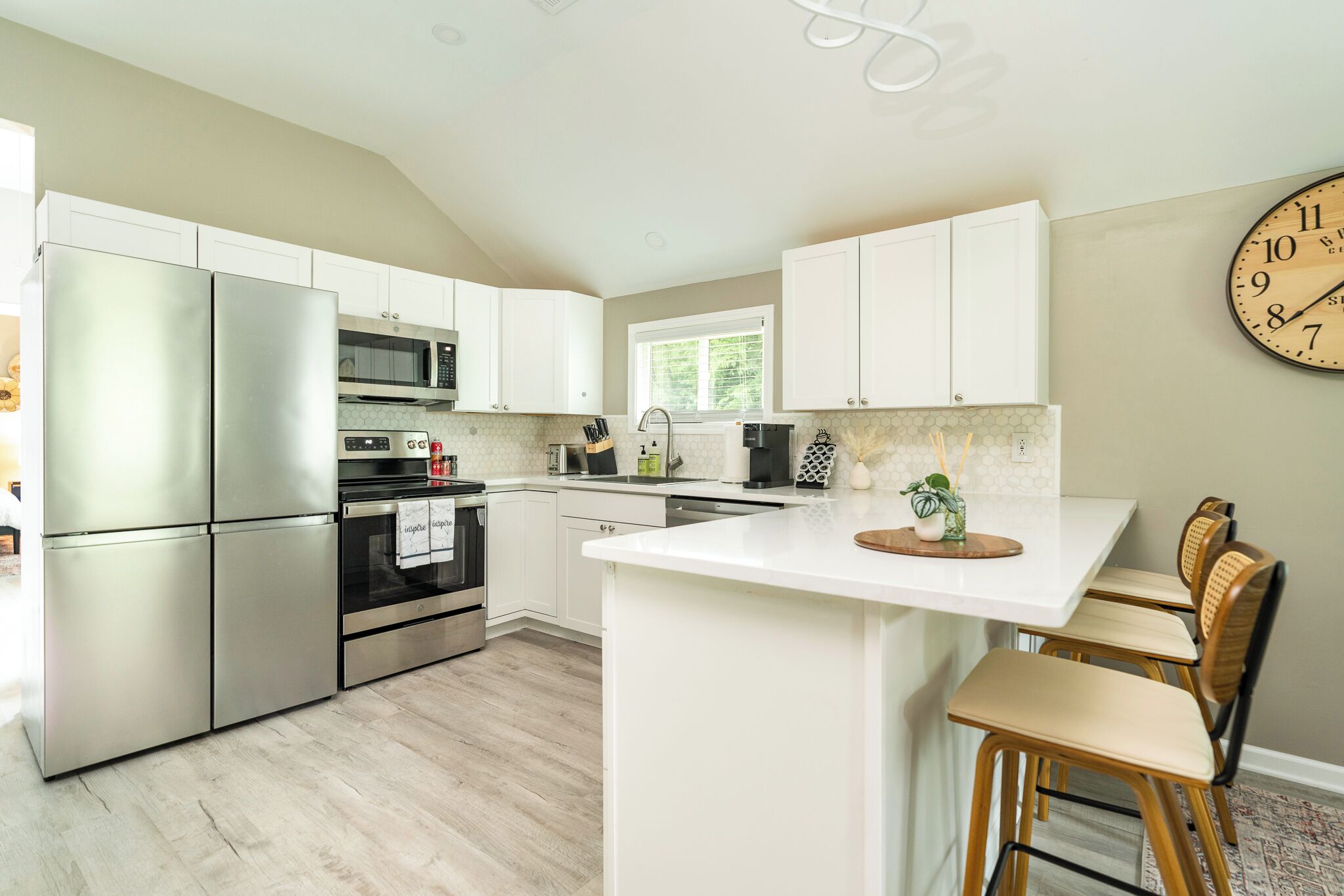 Køleskab, mikrobølgeovn, ovn, kogeplade