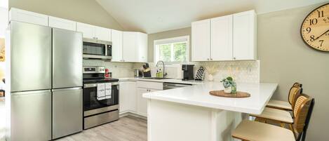 Køleskab, mikrobølgeovn, ovn, kogeplade