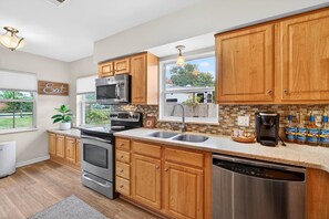Private kitchen - Spacious Fun Retreat Near the Beach / Jacuzzi (St. Petersburg)