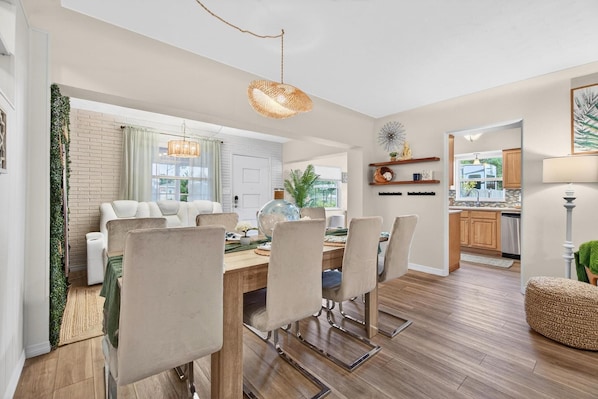 Dining - Spacious Fun Retreat Near the Beach / Jacuzzi (St. Petersburg)