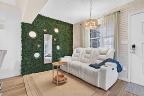 Living area - Spacious Fun Retreat Near the Beach / Jacuzzi (St. Petersburg)