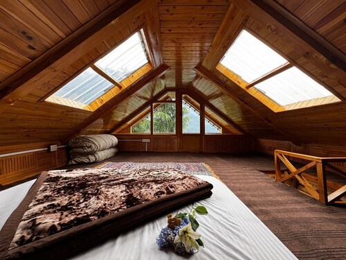 Mountain pine majesty jibhi 