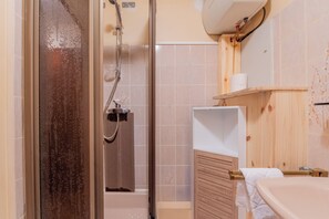 Shower, hair dryer, towels - Studio Du Lyret II, Chamonix, France (Chamonix)