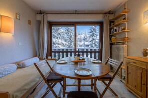 Living and dining room - The Brevent Nest Ski-in/out + Balcony & Parking, Chamonix, France (Chamonix)