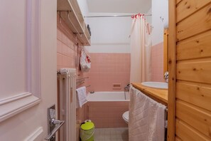 Bathroom with bathtub - The Brevent Nest Ski-in/out + Balcony & Parking, Chamonix, France (Chamonix)